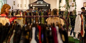 The Meet Market με κρεμάστρες