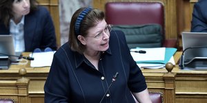 Η Λίνα Μενδώνη στη Βουλή