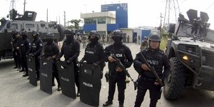 Αστυνομικοί μπροστά στη πρεσβεία του Ισημερινού στο Μεξικό