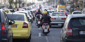 Μοτοσυκλέτες σε κεντρικό δρόμο της Αθήνας