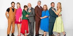 Αυλαία το βράδυ της Κυριακής για τη δημοφιλή κωμική σειρά του Alpha, «Μην αρχίζεις τη μουρμούρα»