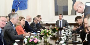 Ο Κυριάκος Μητσοτάκης με τους επικεφαλής της παγκόσμιας φαρμακοβιομηχανίας 