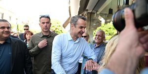 Ο Κυριάκος Μητσοτάκης με κόσμο