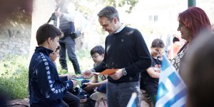 Ο Κ. Μητσοτάκης αλλάζει κάρτες με μαθητή