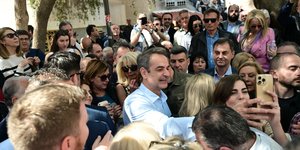 Πλήθος κόσμου στην επίσκεψη του Κυριάκου Μητσοτάκη στο Μοσχάτο