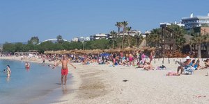 Ξεχύθηκαν στις παραλίες οι Αθηναίοι, λόγω της υψηλής θερμοκρασίας