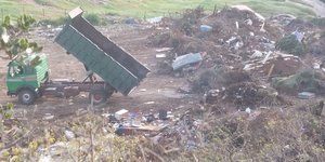 Μπάζα σε οικόπεδο