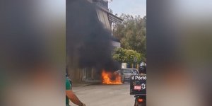 Ναύπλιο: Σταθμευμένο ΙΧ τυλίχθηκε στις φλόγες μετά από έκρηξη στο κέντρο της πόλης