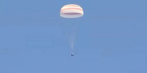 Ρωσικό διαστημικό σκάφος επέστρεψε στη Γη με τρεις κοσμοναύτες 