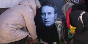 Γυναίκες αφήνουν λουλούδια στη μνήμη του Αλεξέι Ναβάλνι