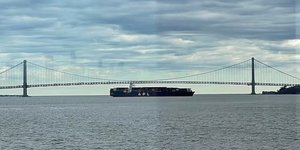 Το φορτηγό πλοίο APL Qingdao κοντά στη γέφυρα Verrazzano Narrows της Νέας Υόρκης