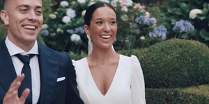 Μια νύφη από την Ισπανία με το πιο κομψό και λιτό νυφικό -Η ρομαντική λεπτομέρεια στην ανθοδέσμη