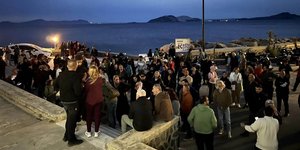 Κάτοικοι έξω από το ΑΤ της Νισύρου