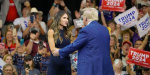 Η κυβερνήτρια της Νότιας Ντακότας Κρίστι Νόουμ υπερασπίζεται τη θανάτωση σκύλου διά πυροβολισμού