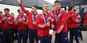 Οι πρωταθλητές Ευρώπης της Κ19 του Ολυμπιακού αποθεώθηκαν στο αεροδρόμιο