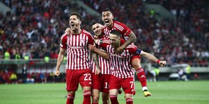 Παίκτες του Ολυμπιακού πανηγυρίζουν