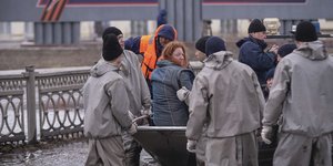 Διασώστες με γυναίκα στο Ορσκ