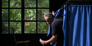 Ψηφοφόρος σε εκλογική διαδικασία