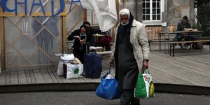 Αστεγος στο Παρίσι κουβαλάει τσάντες