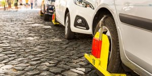 Παράνομα παρκαρισμένα αυτοκίνητα 