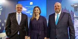 O διευθύνων σύμβουλος της Τράπεζας Πειραιώς Χρήστος Μεγάλου, η υπουργός Κοινωνικής Συνοχής και Οικογένειας Σοφία Ζαχαράκη και ο διοικητής της ΔΥΠΑ Σπύρος Πρωτοψάλτης