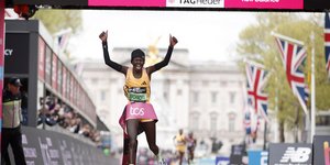 H Πέρες Γεπτσιρτσίρ τερματίζει στον μαραθώνιο του Λονδίνου