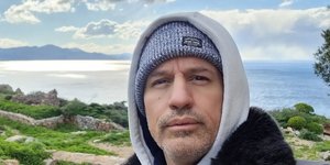 Γρηγόρης Πετράκος κουκουλα σκουφι