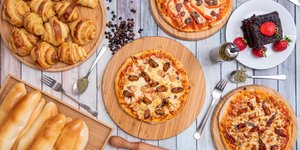 Τραπέζι με πίτσες και κρουασάν 