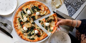 Πίτσα πάνω σε τραπέζι 