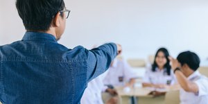 πλατη τζιν πουκαμισο τεταμενο χερι