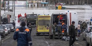 Ασθενοφόρα στο πλημμυρισμένο Ορσκ της Ρωσίας