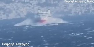 Πλοίο δίνει μάχη με τα κύματα