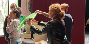 Το κοινό στο Εθνικό αγγίζει τα κοστούμια