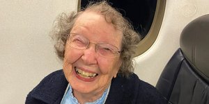 H αιωνόβια Patricia ταξιδεύει με αεροπλάνο