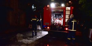 Υπό μερικό έλεγχο η πυρκαγιά σε κτίριο στον Ταύρο