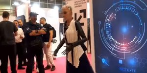 Το ρομπότ Sophia δεν είδε το σκαλοπάτι και έπεσε