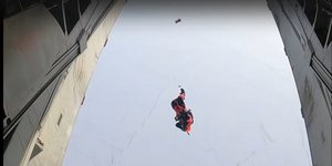Η στιγμή που οι Ρώσοι αλεξιπτωτιστές επιχειρούν το άλμα από τη στρατόσφαιρα στον Βόρειο Πόλο