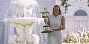 H Αρίνα Σαμπαλένκα με το τρόπαιο του Australian Open