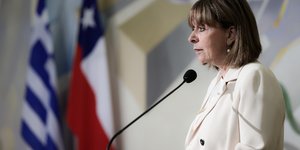 σακελλαροπουλου προφιλ λευκο κοστουμι