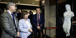 σακελλαροπουλου κοιταει αγαλμα 