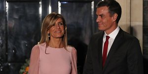 Η σύζυγος του πρωθυπουργού Πέδρο Σάντσεθ με ροζ