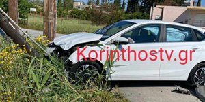 Το ένα αυτοκίνητο έπεσε πάνω σε κολώνα