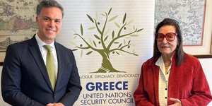 Στους ειδικούς εκλογικούς καταλόγους επιστολικής ψήφου γράφτηκε η Νάνα Μούσχουρη, σύμφωνα με ανάρτηση του γενικού πρόξενου της Ελλάδας στη Γενεύη, Αλέξανδρου Γεννηματά