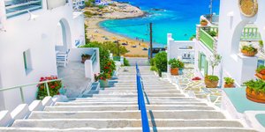 σκαλοπατια προς την παραλια 