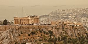 Θολό τοπίο στην Αθήνα. Η Αφρικανική σκόνη «σκεπάζει» την πόλη