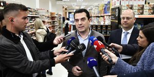 Κώστας Σκρέκας μικροφωνα σουπερ μαρκετ