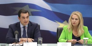 Ο Υπουργός Ανάπτυξης Κώστας Σκρέκας και η υφυπουργός Αννα Μάνη Παπαδημητρίου