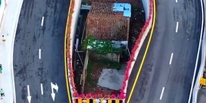 σπίτι στη μέση του δρόμου