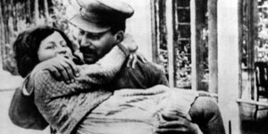 «Θα είμαι πάντα πολιτική κρατούμενη με το όνομα του πατέρα μου»: Ποια ήταν η κόρη του Στάλιν που κατέφυγε στις ΗΠΑ