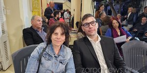 Δεξιά ο Βασίλης Κασσελάκης